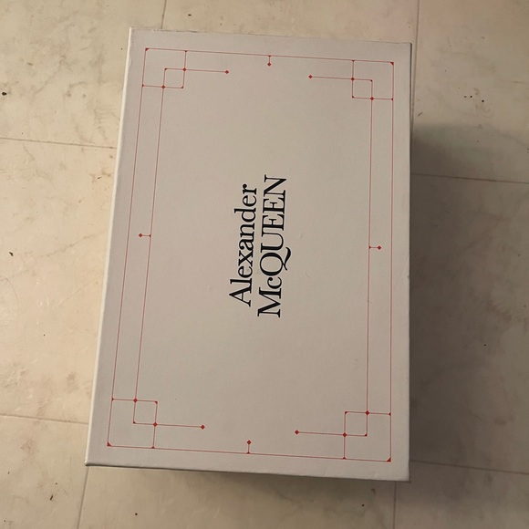 Alexander McQueen - Picture 7 of 8